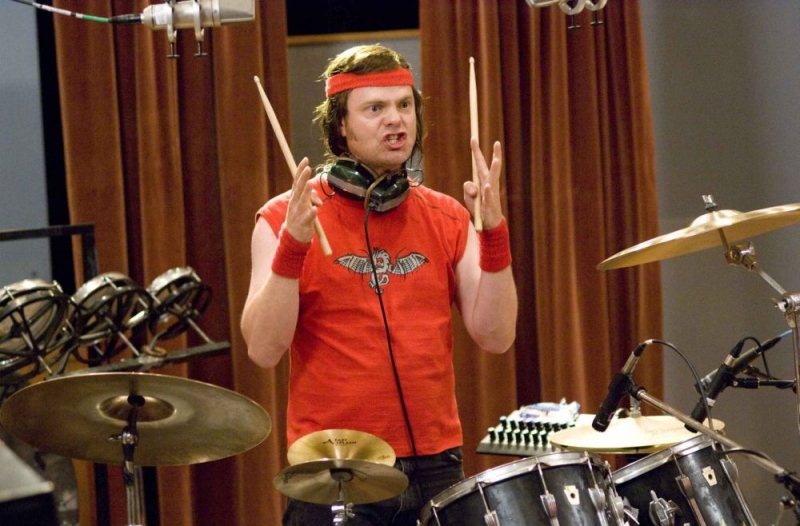 Rainn Wilson In Una Scena Di The Rocker Il Batterista Nudo 81618 rainn-wilson-in-una-scena-di-the-rocker-il-batterista-nudo-81618