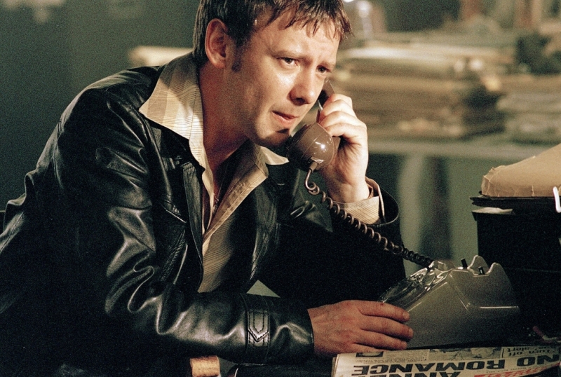 Life On Mars - Film 2021 John Simm in una scena di Life on Mars: 82701 - Movieplayer.it