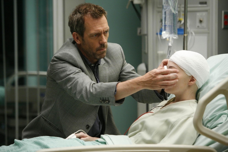 Il Dottor House, ritratto da Hugh Laurie, insieme a una paziente nell'episodio 'Not Cancer