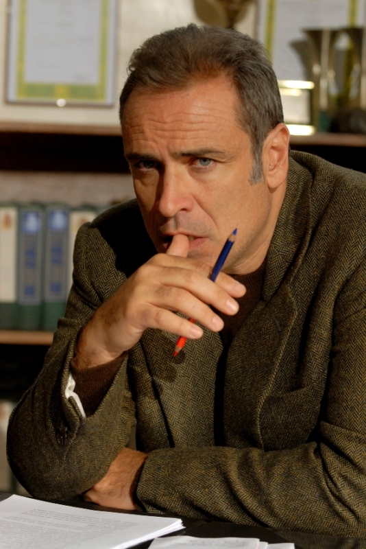 Enzo De Caro in una scena della fiction Una madre 90375 Movieplayer.it