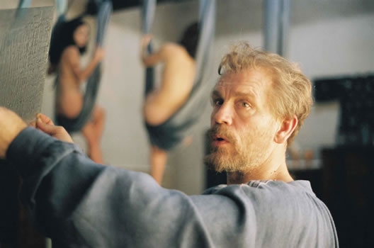 John Malkovich nei panni di Gustav Klimt in una sequenza