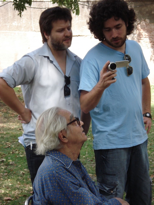 I registi Gastón Duprat e Mariano Cohn sul set del film El artista