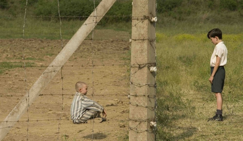 Jack Scanlon e Asa Butterfield in una scena del film Il bambino con il