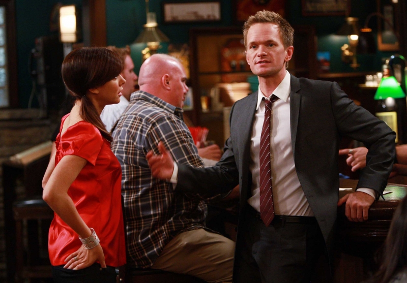 Neil Patrick Harris Films Et Programmes Tv Neil Patrick Harris ed Alyson Hannigan in una scena di gruppo dell