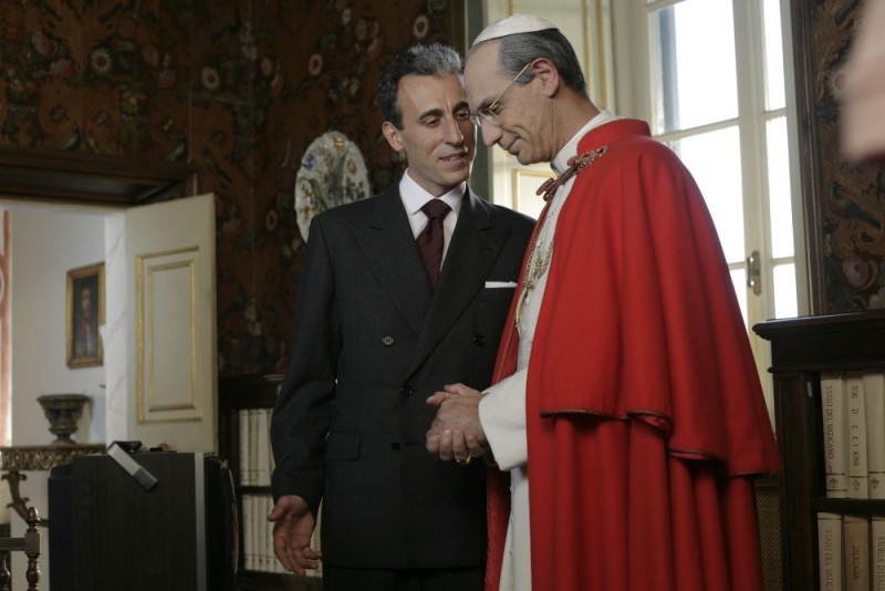 Gaetano Aronica (Aldo Moro) e Fabrizio Gifuni (Papa Montini) in una scena della fiction Paolo VI