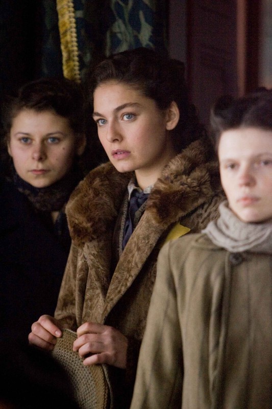 Alexa Davalos in una scena del film Defiance I giorni del coraggio 101559 Movieplayer.it Alexa Davalos in una scena del film Defiance I giorni del coraggio 101559 Movieplayer.it