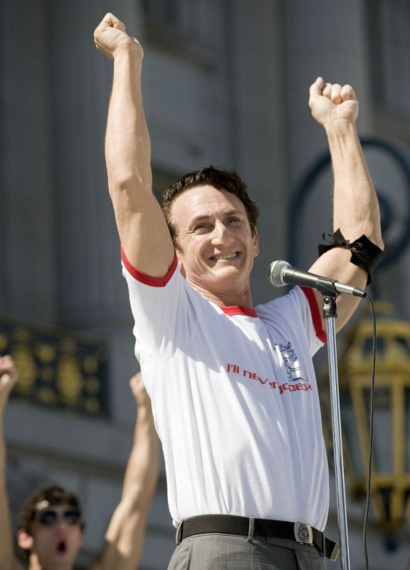 Sean Penn in una sequenza del film Milk 102925 Movieplayer.it