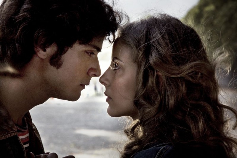 Emanuele Bosi e Maria P. Petruolo in una romantica scena del film