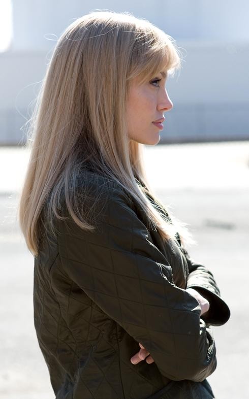 Angelina Jolie sul set dell'action movie Salt, in versione bionda: 107140 -  Movieplayer.it