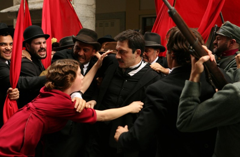 Giovanna Mezzogiorno con Filippo Timi in una bella sequenza di 'Vincere', diretto da Marco Bellocchio