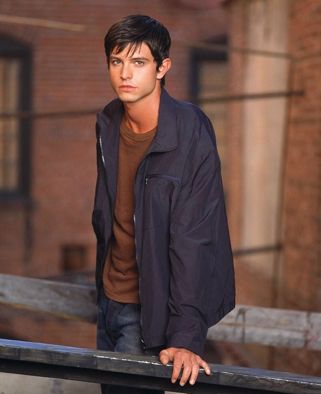 Jason Behr in una foto promozionale della second season di Roswell ...