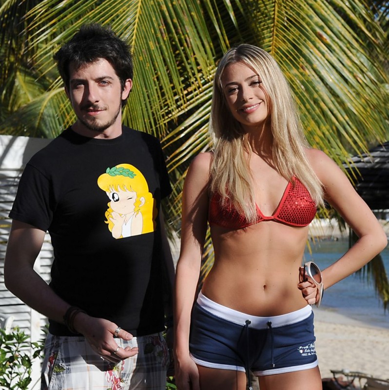 Paolo Ruffini e Martina Stella in un'immagine del film Un'estate ai Caraibi 117896 Movieplayer.it Paolo Ruffini e Martina Stella in un'immagine del film Un'estate ai Caraibi 117896 Movieplayer.it