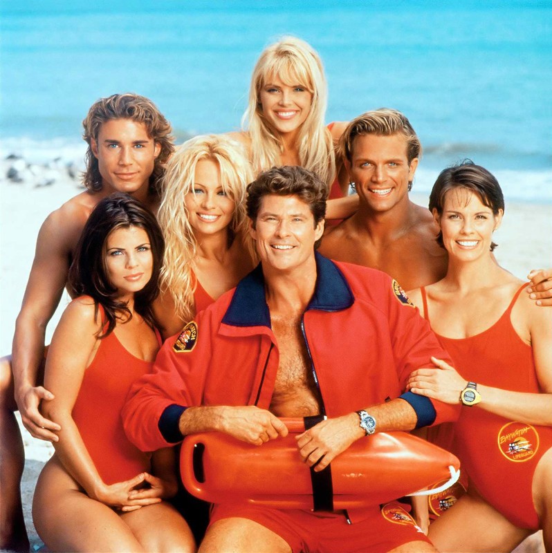 Una foto del cast di Baywatch con Yasmine Bleeth, Pamela Anderson
