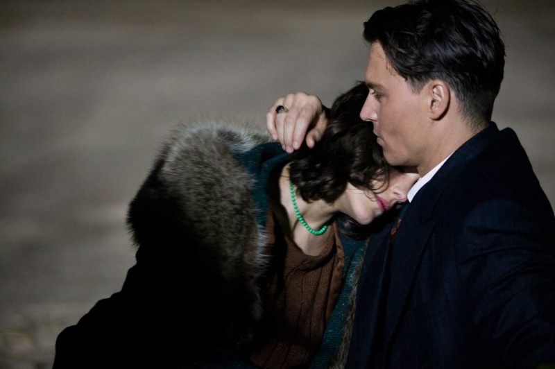 Marion Cotillard E Johnny Depp In Una Romantica Immagine Del Film Nemico Pubblico Movieplayer It