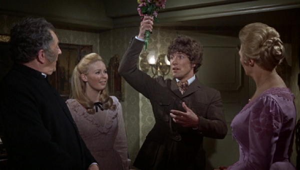 Rupert Davies con Veronica Carlson e Marion Mathie in una scena del