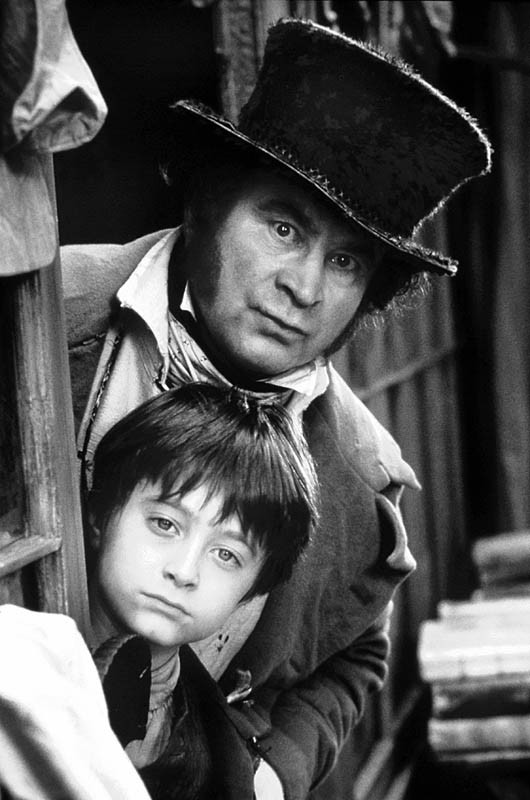 Un immagine promozionale in bianco e nero del film David Copperfield, con Daniel Radcliffe e Bob Un immagine promozionale in bianco e nero del film David Copperfield, con Daniel Radcliffe e Bob
