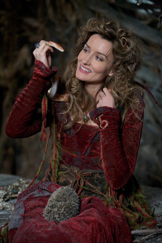 Loveday (Natascha McElhone) e i suoi amici animali in una scena del film Moonacre I Segreti Loveday (Natascha McElhone) e i suoi amici animali in una scena del film Moonacre I Segreti