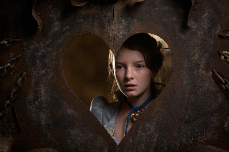Dakota Blue Richards Films Et Programmes Tv Un primo piano di Dakota Blue Richards imprigionata in una scena di The