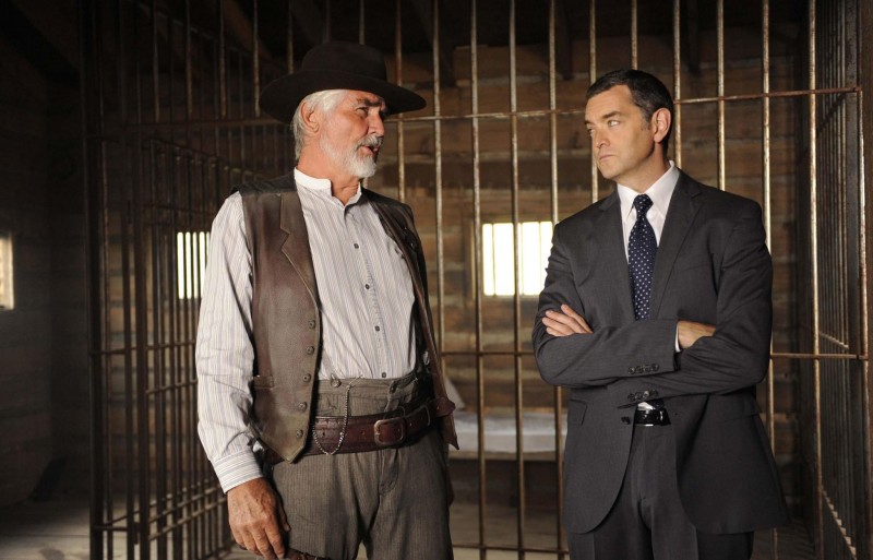 Timothy Omundson e James Brolin in una scena dell'episodio High Noon ...