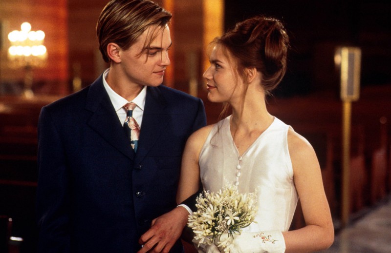 Romeo (Leonardo DiCaprio) e Giulietta (Claire Danes) in una scena del film Romeo + Giulietta Romeo (Leonardo DiCaprio) e Giulietta (Claire Danes) in una scena del film Romeo + Giulietta