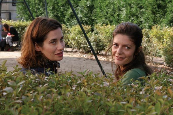Bancs Publics Film Streaming Emmanuelle Devos e Chiara Mastroianni in una scena del film Bancs