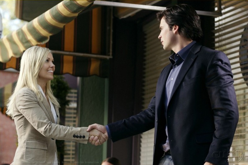 Films Et Séries Tv Avec Emilie Ullerup Tom Welling con Emilie Ullerup in una scena dell'episodio Crossfire di