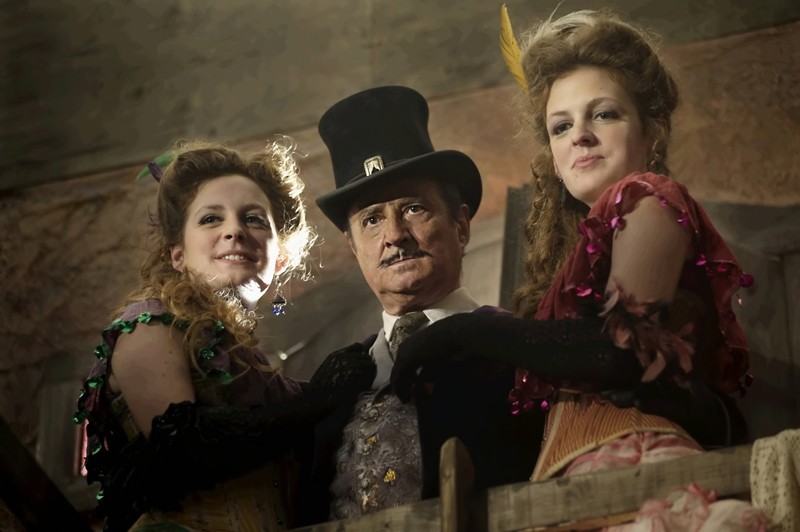 Films Et Séries Tv Avec Daniel Prévost Daniel Prévost è Pat Poker con due belle ragazze al proprio fianco in