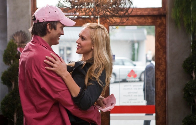 Ashton Kutcher e Jessica Alba in una scena del film Valentine's Day