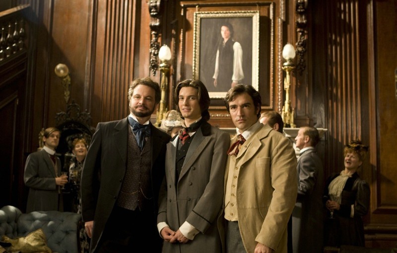 Lord Wooton (Colin Firth), Dorian (Ben Barnes) e Basil (Ben Chaplin) posano di fronte al Lord Wooton (Colin Firth), Dorian (Ben Barnes) e Basil (Ben Chaplin) posano di fronte al