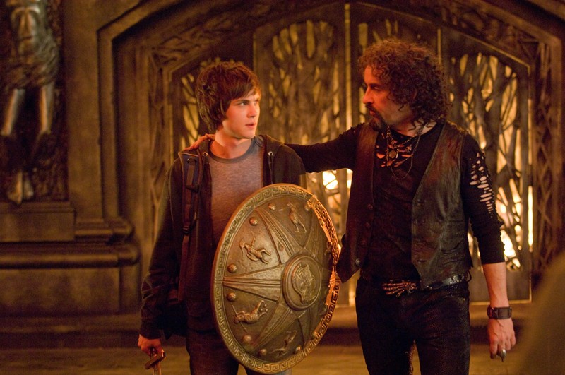 Ade (Steve Coogan) e Percy (Logan Lerman) in una sequenza del film