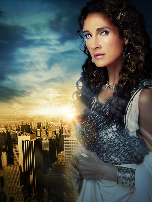 Un'immagine promo di Melina Kanakaredes (Athena) nel film Percy Jackson