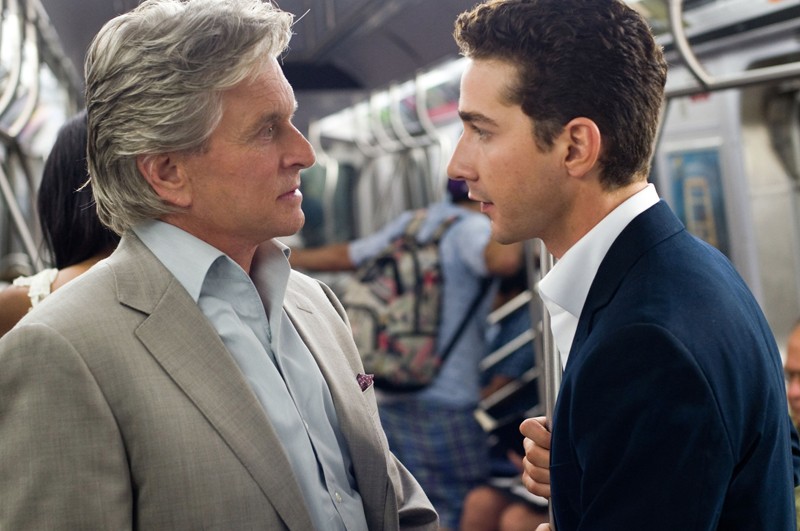 Michael Douglas (Gordon Gekko) e Shia LaBeouf (Jacob Moore) nella prima