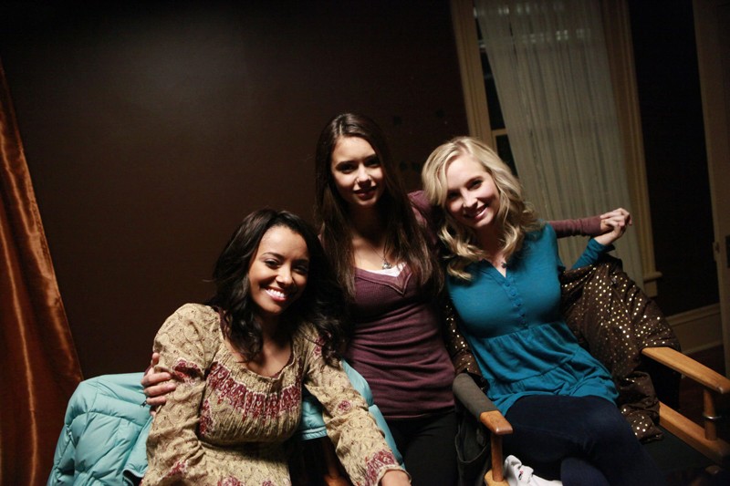 Una foto di Katerina Graham, Nina Dobrev e Candice Accola dal set di Vampire Diaries 151923