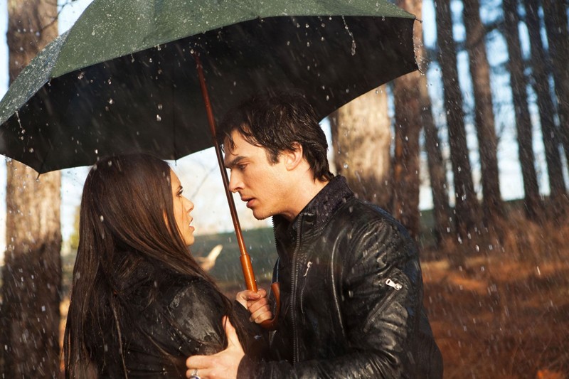 Damon E Elena Bacio Sotto La Pioggia