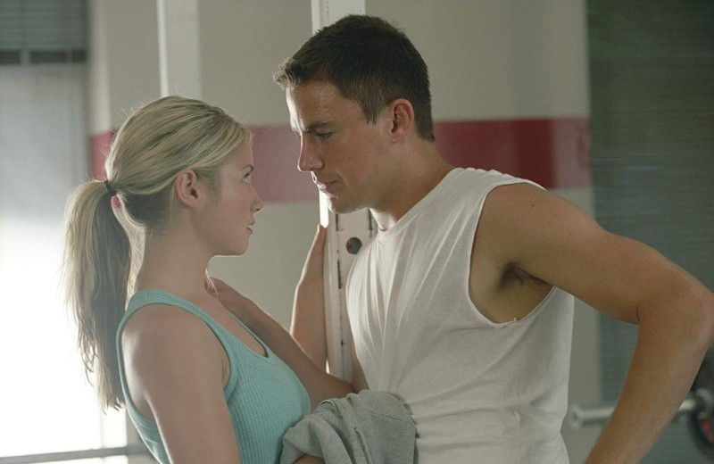 Olivia (Laura Ramsey) flirta con Duke (Channing Tatum) in un momento