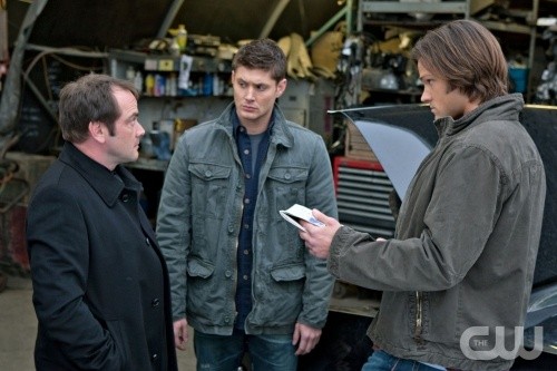 Jensen Ackles Mark Sheppard E Jared Padalecki In Una Scena Dellepisodio Two Minutes To