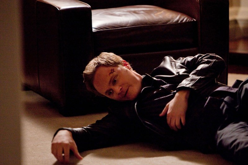 Jonathan Gilbert (David Anders) ferito in una scena dell