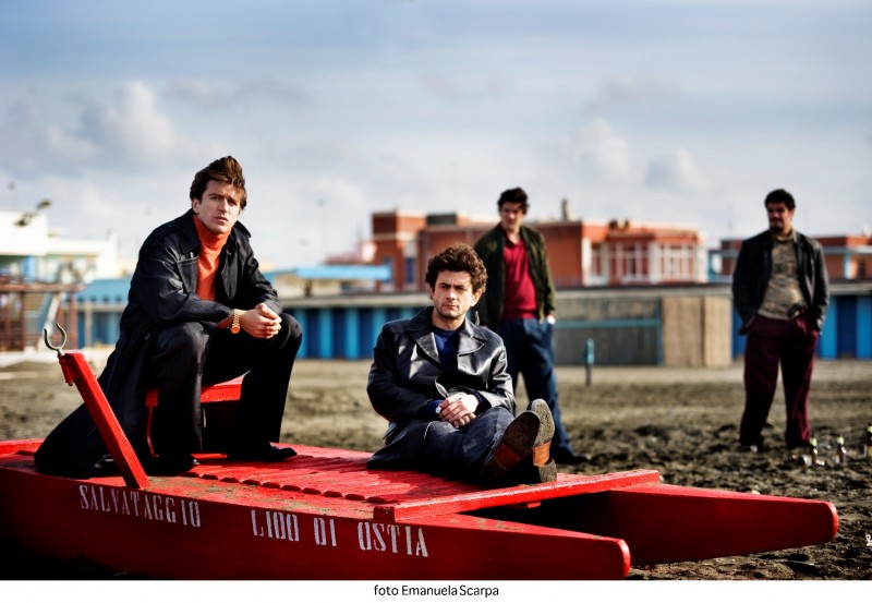 Il cast di Romanzo Criminale 2 in una scena della serie 168167 Movieplayer.it Il cast di Romanzo Criminale 2 in una scena della serie 168167 Movieplayer.it