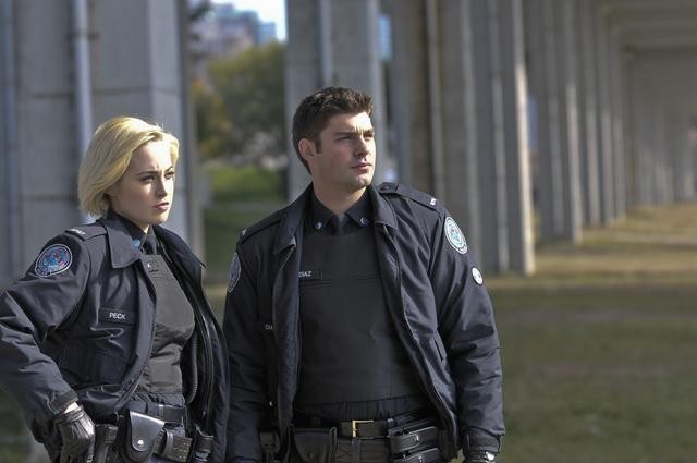 Charlotte Sullivan e Travis Milne in una scena dell'episodio Girlfriend ...