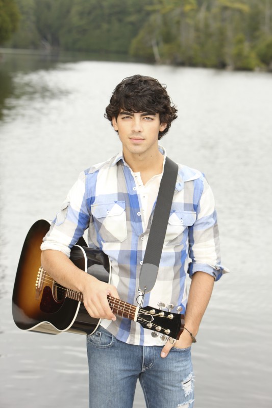 Joe Jonas in una foto promozionale di Camp Rock 2 174963 Movieplayer.it