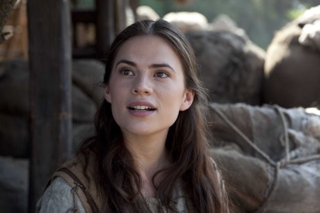 Films Et Séries Tv Avec Hayley Atwell Hayley Atwell in una scena della miniserie I pilastri della Terra