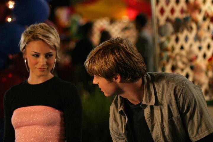 Films Et Séries Tv Avec Samaire Armstrong Anna (Samaire Armstrong) e Ryan (Benjamin McKenzie) nell'episodio I