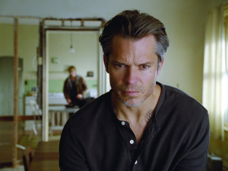 Timothy Olyphant in una scena del