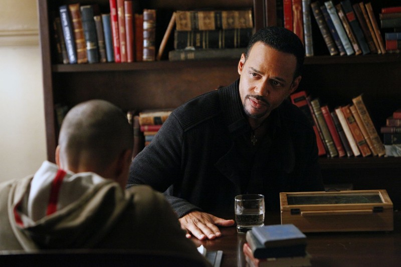 Il Dott. Jonas Martin (Randy J. Goodwin) parla con il figlio Luka