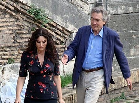 Robert De Niro e Monica Bellucci in momento del film ...