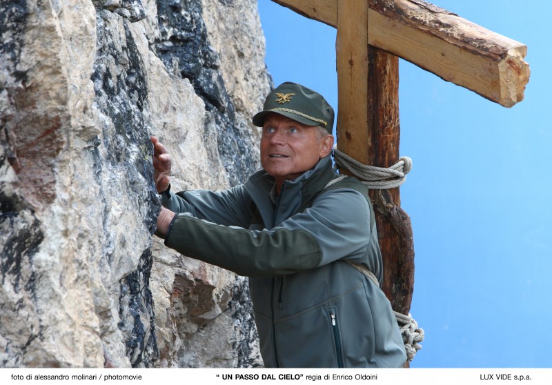 Terence Hill in una scena della serie Un passo dal cielo 198422