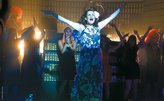 Films Et Séries Tv Avec Armelle Lesniak Armelle Lesniak in una sequenza musicale de La croisiere: 200474