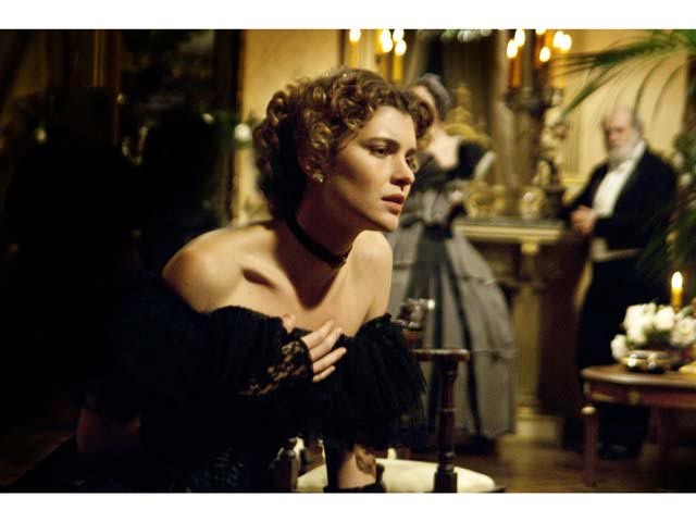 Films Et Séries Tv Avec Vittoria Puccini Vittoria Puccini in un'intensa scena del film tv Violetta: 218388