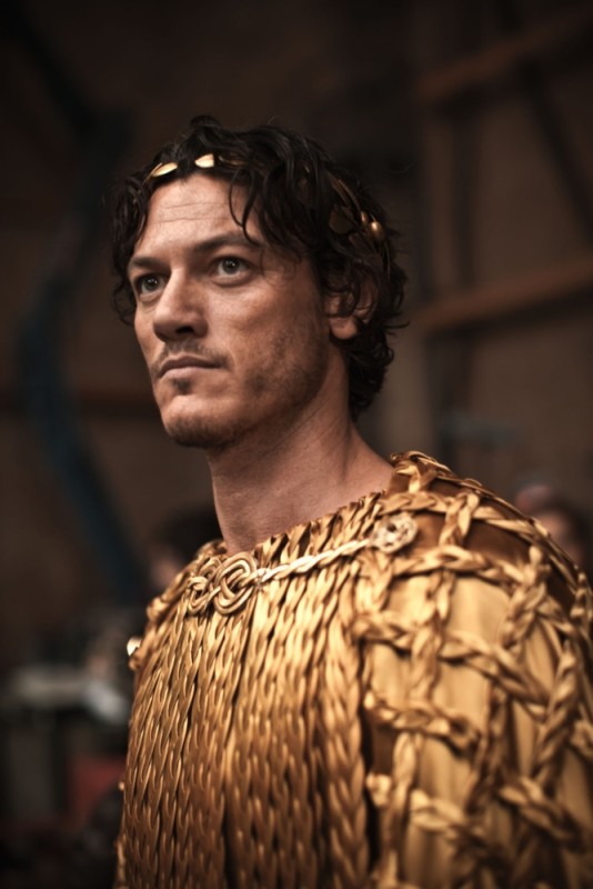 Luke Evans, in una scena del film epico Immortals 3D, nei panni di Zeus