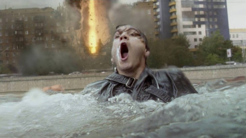 Invisible Alien Film 2021 L'ora nera: Emile Hirsch cerca di non annegare in una scena del